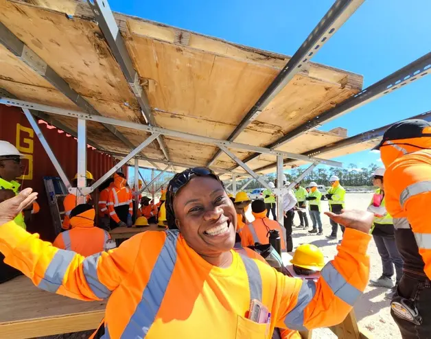Una trabajadora de la planta solar sonriendo a la cámara