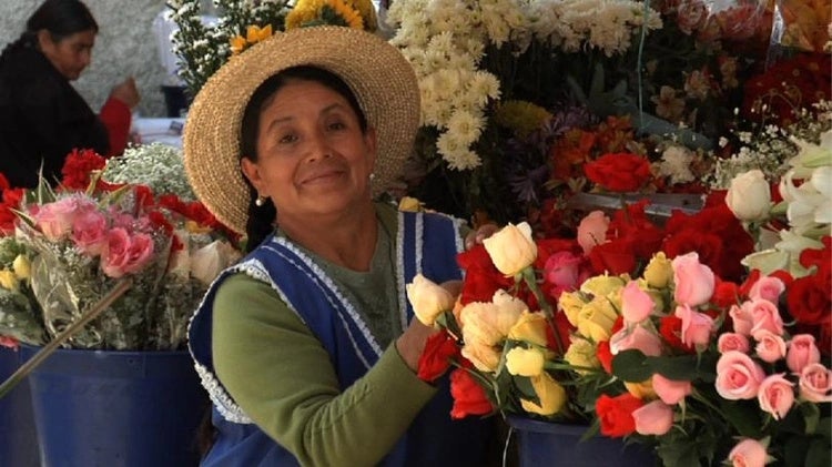 Image of an hispanic woman selling flowers