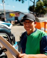 Hombre latino sonríe a cámara