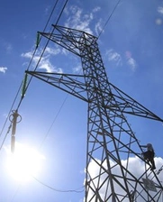 Una línea de trasmisión eléctrica en Perú