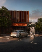 auto eléctrico cargando batería