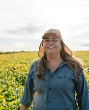 Mujer en campo de soja en Paraguay