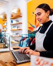 Una mujer trabajando en una pyme en El Salvador