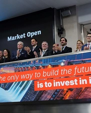 Tocamos la campana de apertura en Londres para marcar un hito: nuestro primer Bono de Referencia Social emitido en libras esterlinas en la Bolsa de Valores de Londres.