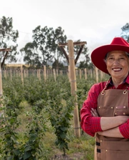 Imagen de una trabajadora del campo ecuatoriana trabajando.