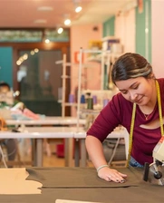 Image of a Peruvian entrepreneur at her workshop