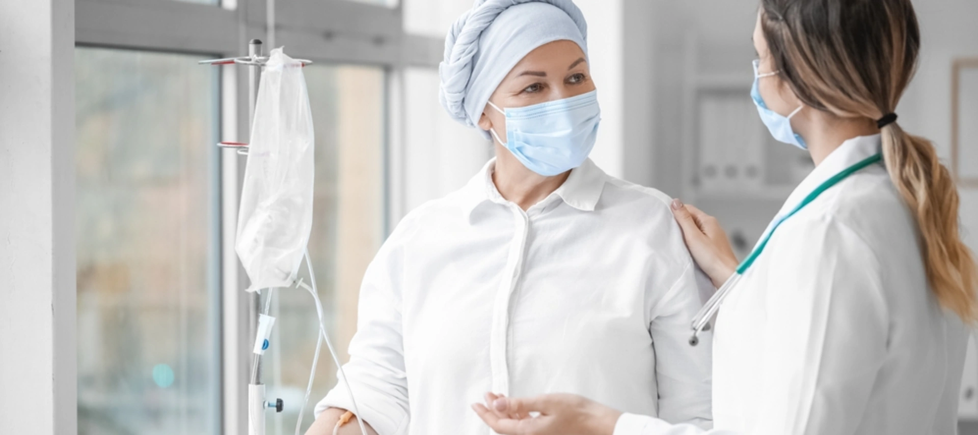 Paciente de oncología siendo atendida en hospital de alta complejidad en Ecuador