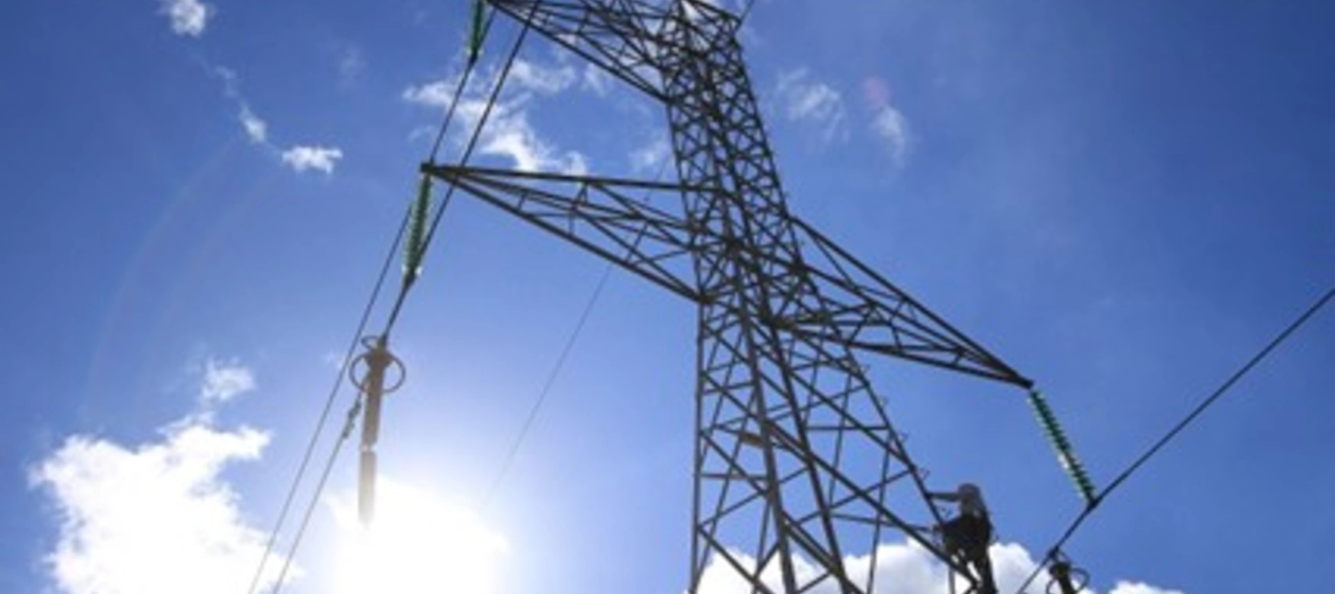 Una línea de trasmisión eléctrica en Perú