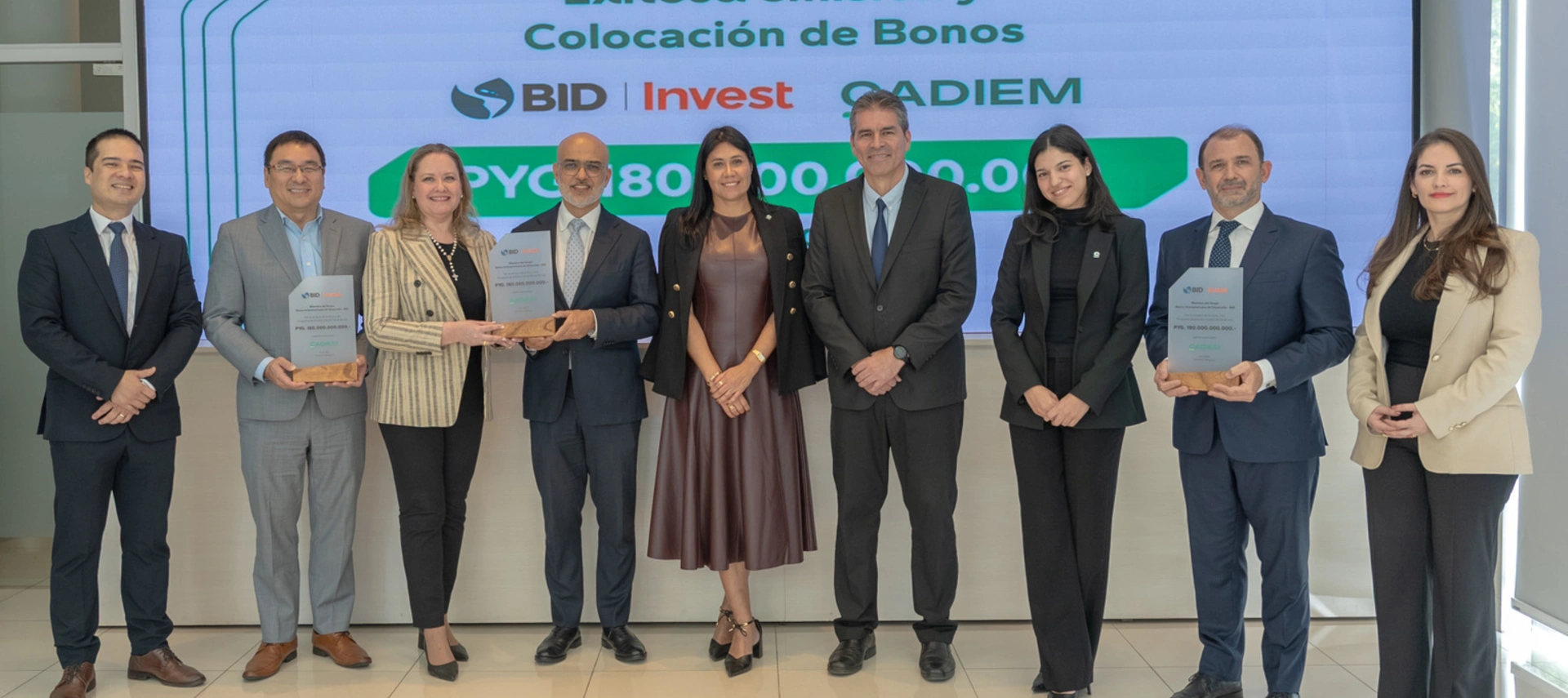Imagen de la firma de la emisión de bonos de BID Invest y Banco Familiar de Paraguay