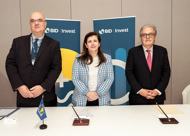 Image of IDB Invest's Gema Sacristan (center) at the deal closing event with Banco de Bogota representatives