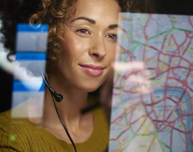 Una mujer revisa un monitor en un centro de control de tráfico