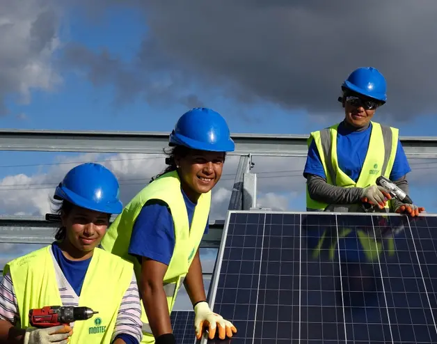 Trabajadoras instalando paneles solares