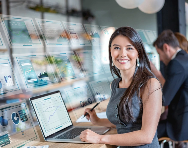 Una mujer trabaja en una empresa tecnólogica en América Latina y el Caribe 