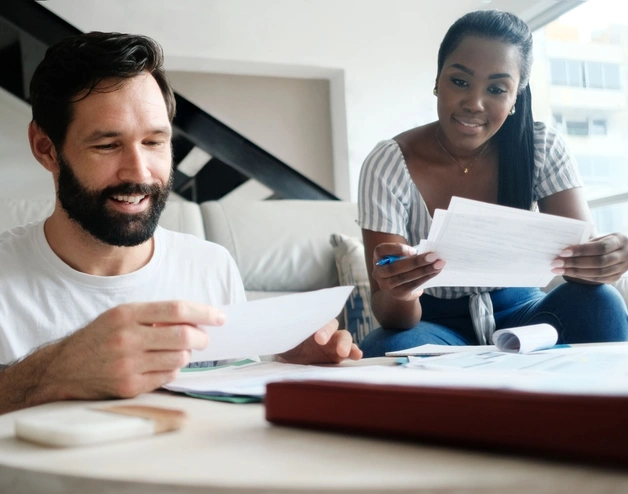 La imagen muestra dos emprendedores, un hombre y una mujer, revisando papeles de una pequeña empresa en Panamá