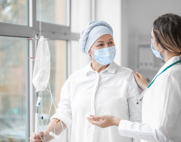 Paciente de oncología siendo atendida en hospital de alta complejidad en Ecuador