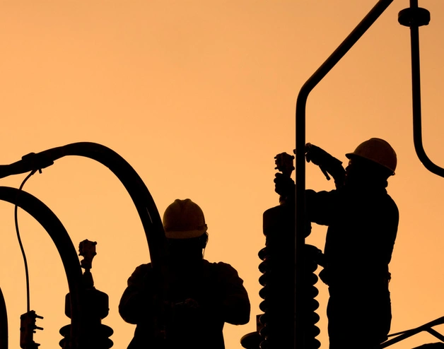 Image of energy station workers during an afternoon in Chile