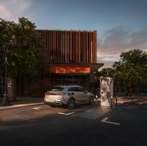 auto eléctrico cargando batería