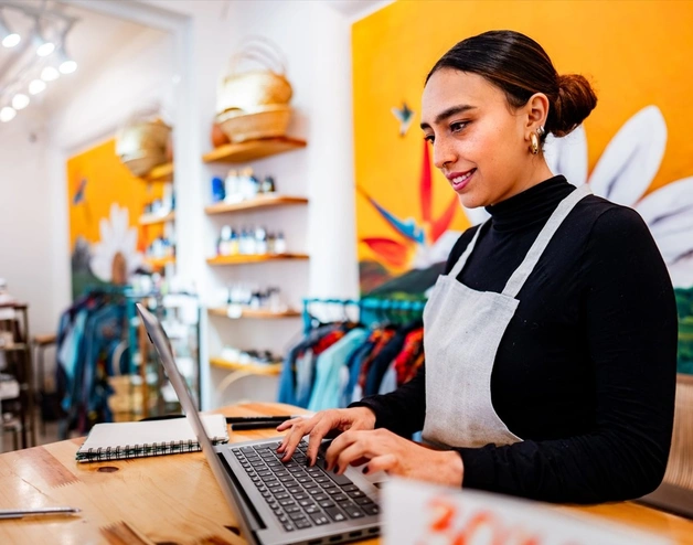 Una mujer trabajando en una pyme en El Salvador