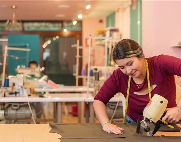 Image of a Peruvian entrepreneur at her workshop
