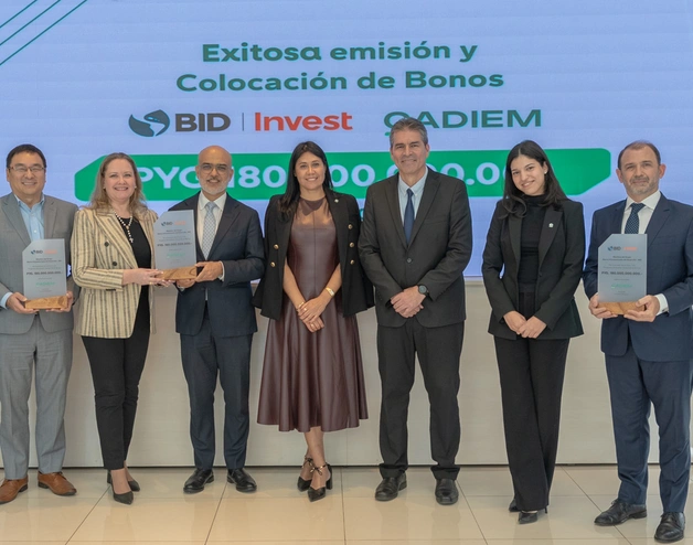 Imagen de la firma de la emisión de bonos de BID Invest y Banco Familiar de Paraguay