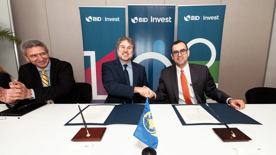 James P. Scriven, gerente general de BID Invest (Centro), durante la firma del negocio.