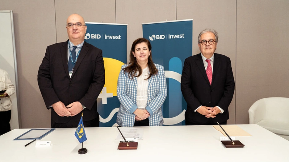Image of IDB Invest's Gema Sacristan (center) at the deal closing event with Banco de Bogota representatives