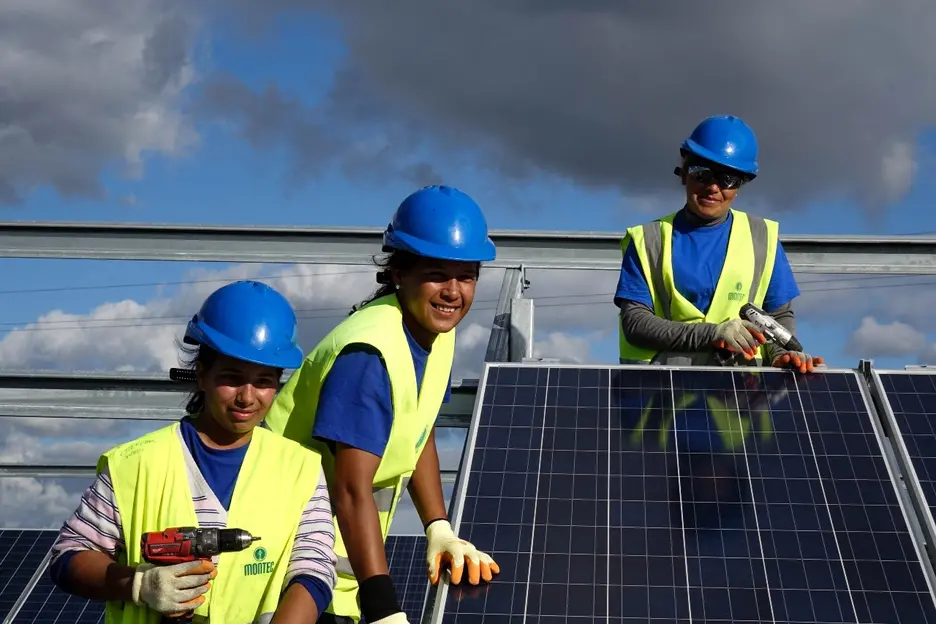Trabajadoras instalando paneles solares