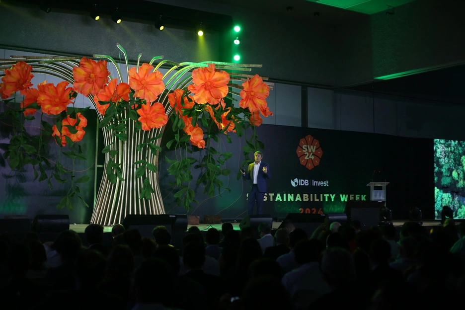 James Scriven en  la ceremonia de apertura SW 24