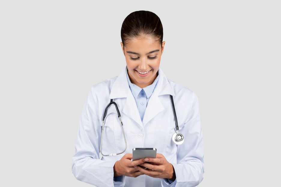 Uma profissional de saúde verifica seu smartphone