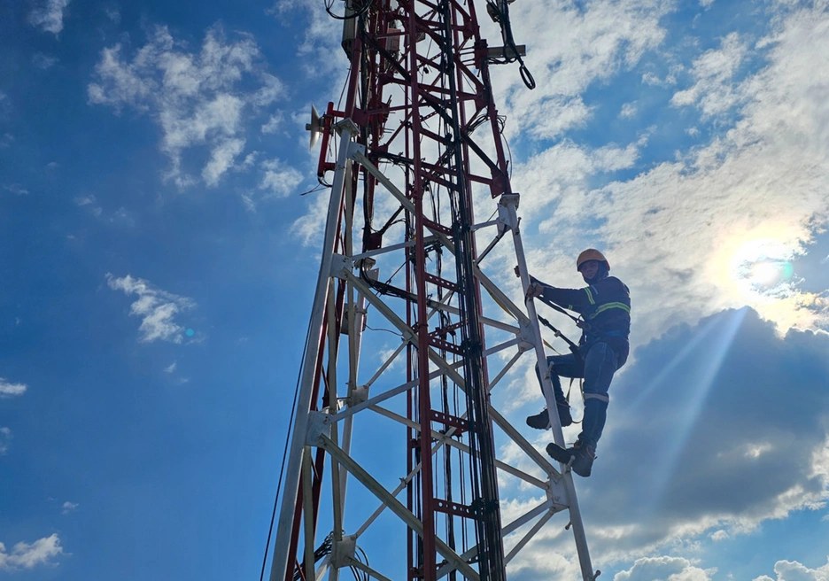 Telecommunications tower
