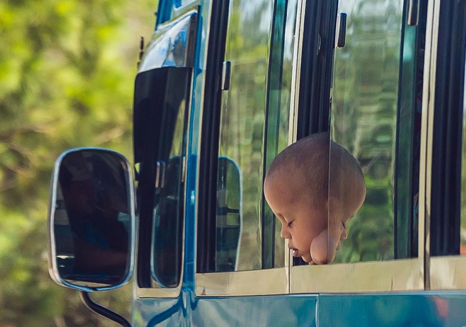 Image of a baby sleeping while traveling in a bus