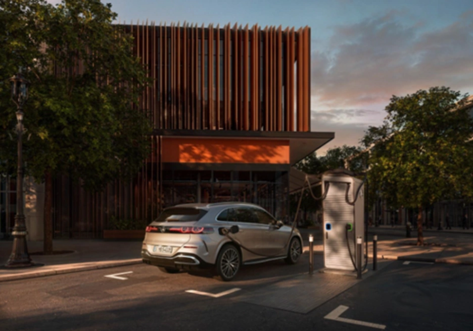 auto eléctrico cargando batería
