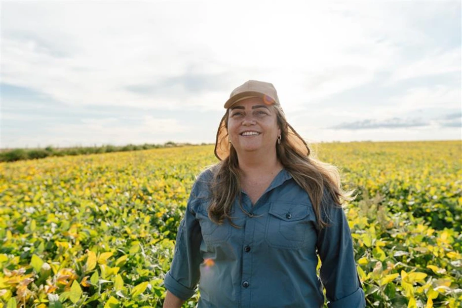 Mujer en campo de soja en Paraguay