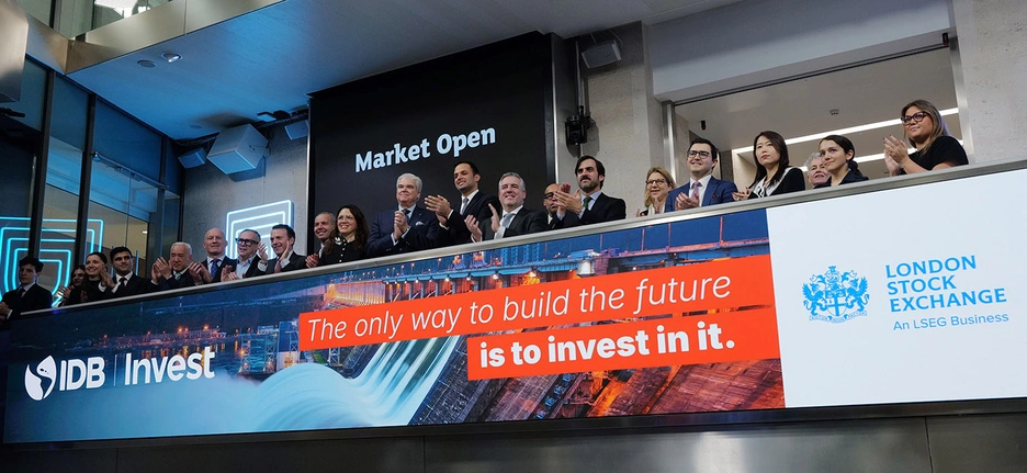 Tocamos la campana de apertura en Londres para marcar un hito: nuestro primer Bono de Referencia Social emitido en libras esterlinas en la Bolsa de Valores de Londres.