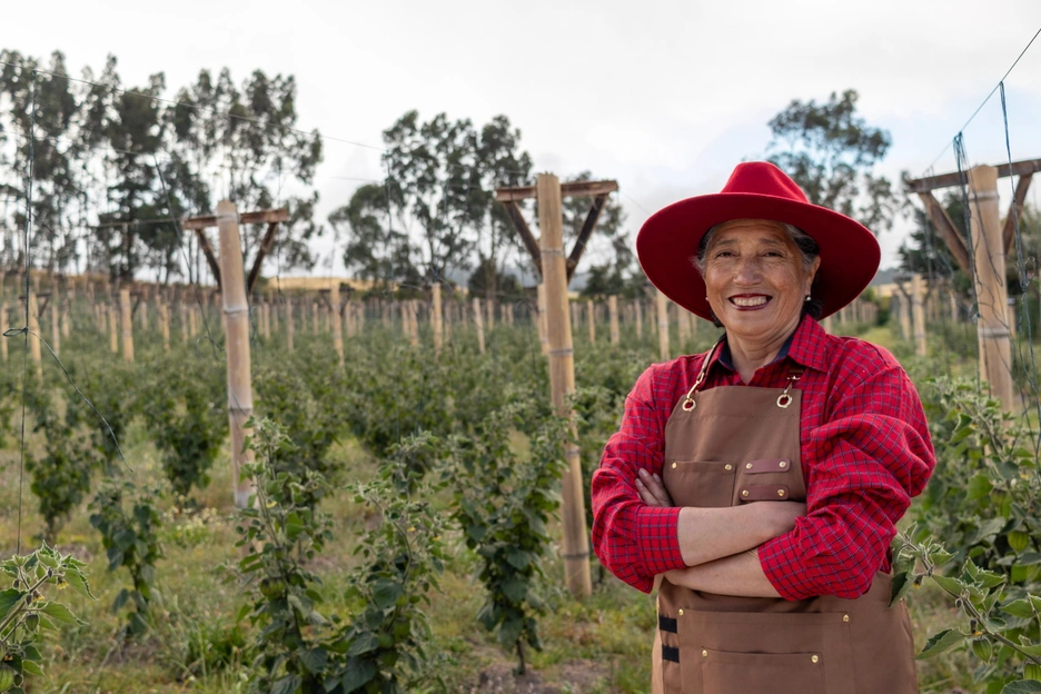 Imagen de una trabajadora del campo ecuatoriana trabajando.