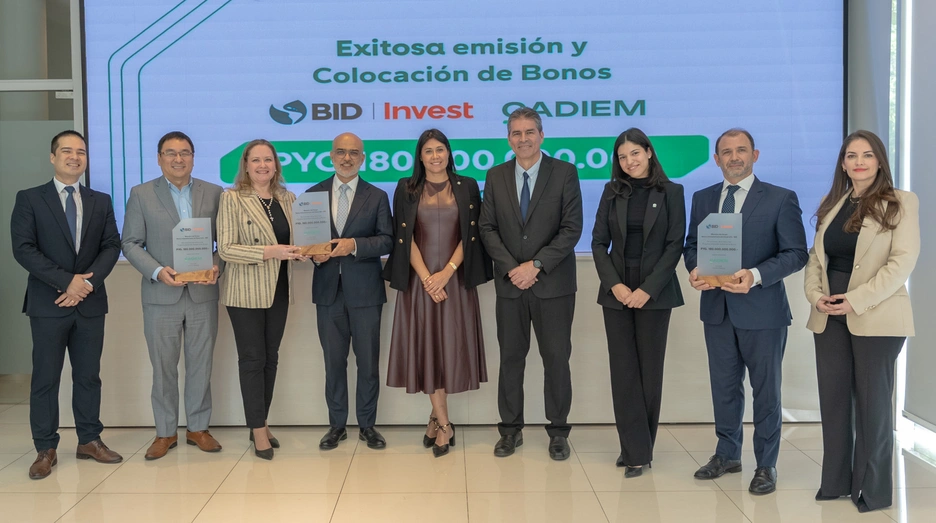 Imagen de la firma de la emisión de bonos de BID Invest y Banco Familiar de Paraguay